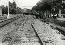 807744 Afbeelding van de ravage na de ontsporing van een trein te Helmond, met op de achtergrond het ...